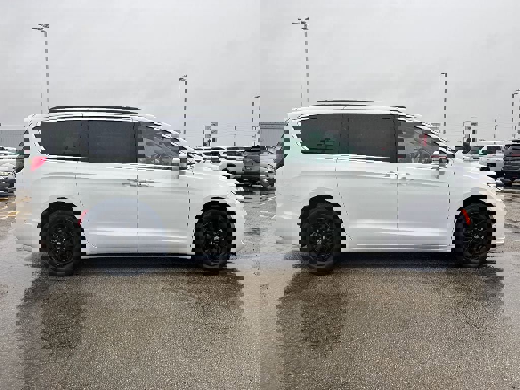 Used 2022 Chrysler Pacifica Touring-L image 6