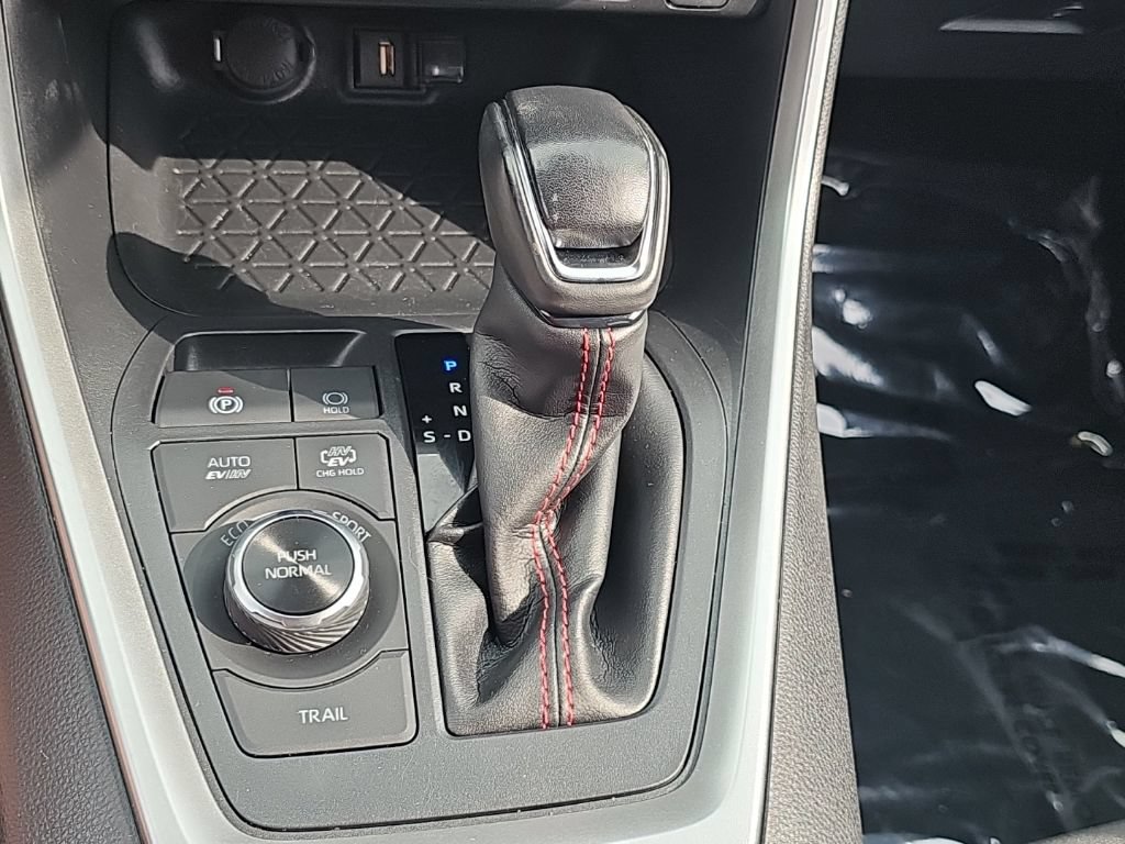 Used 2022 Toyota RAV4 SE w/ Weather & Moonroof Package AWD/4WD image 8