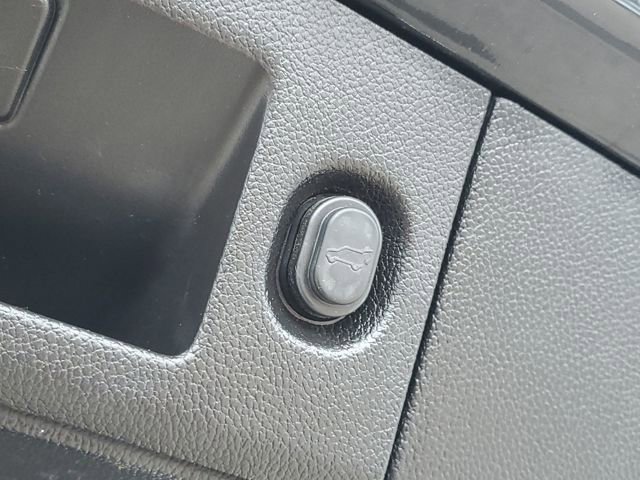 Used 2018 Chevrolet Suburban Premier image 43