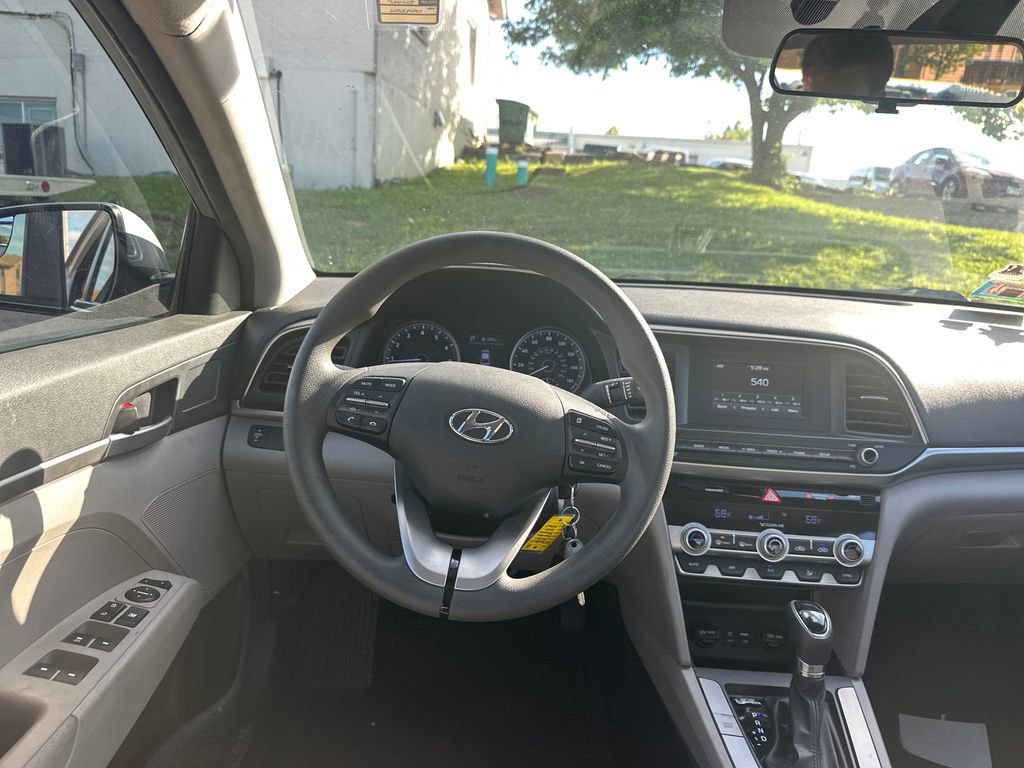 Used 2020 Hyundai Elantra SE w/ Cargo Package (C1) FWD image 9