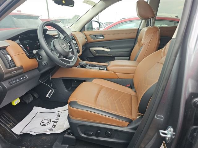 Used 2024 Nissan Pathfinder Platinum w/ Cargo Package image 7