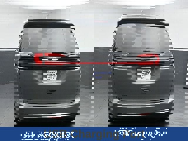 Used 2021 Chrysler Pacifica Touring-L image 10