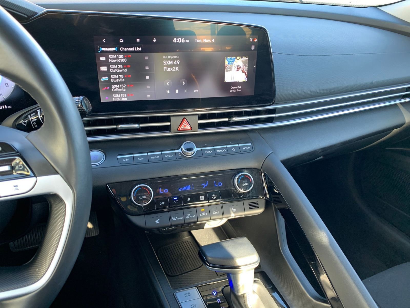 Used 2025 Hyundai Elantra SEL image 18