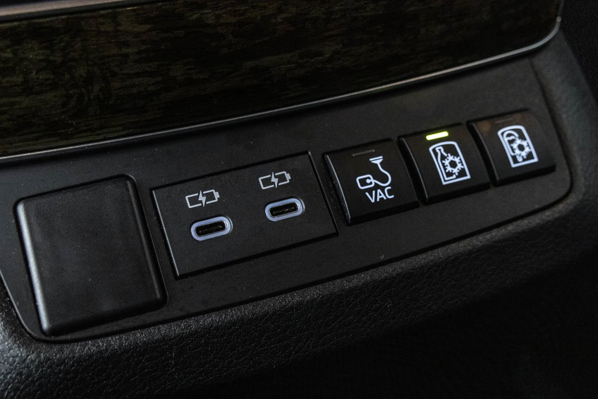 Used 2025 Toyota Sienna Platinum AWD/4WD image 38