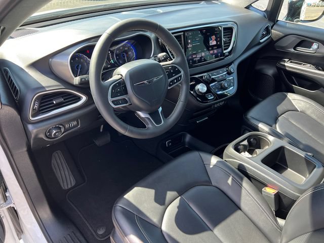 Used 2025 Chrysler Pacifica Select FWD image 29