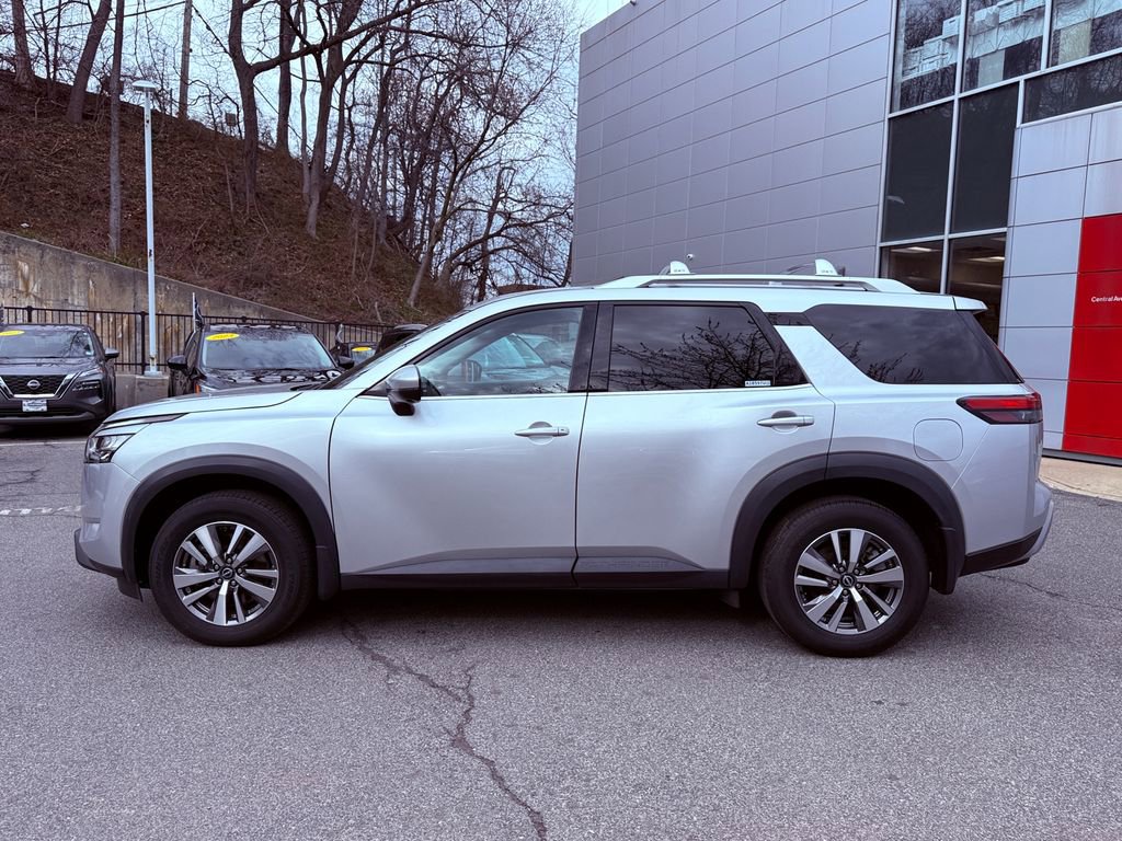 Used 2023 Nissan Pathfinder SL image 3