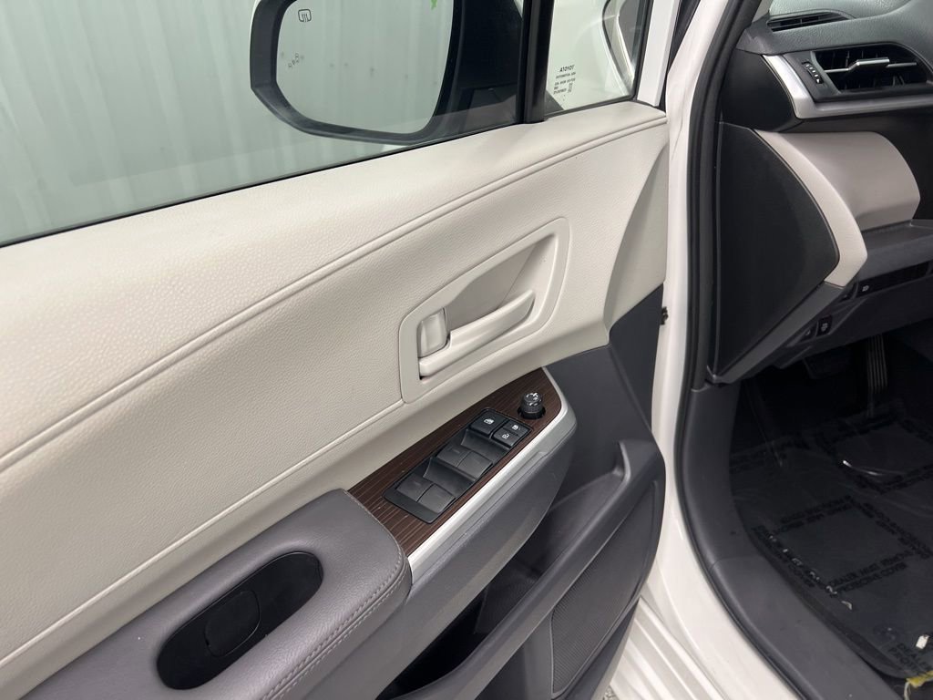 Used 2021 Toyota Sienna LE image 19