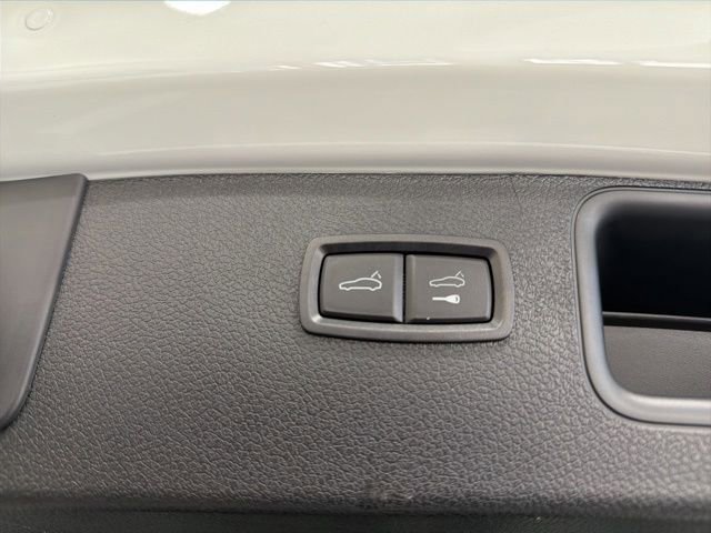 Used 2025 Porsche Macan AWD/4WD image 37