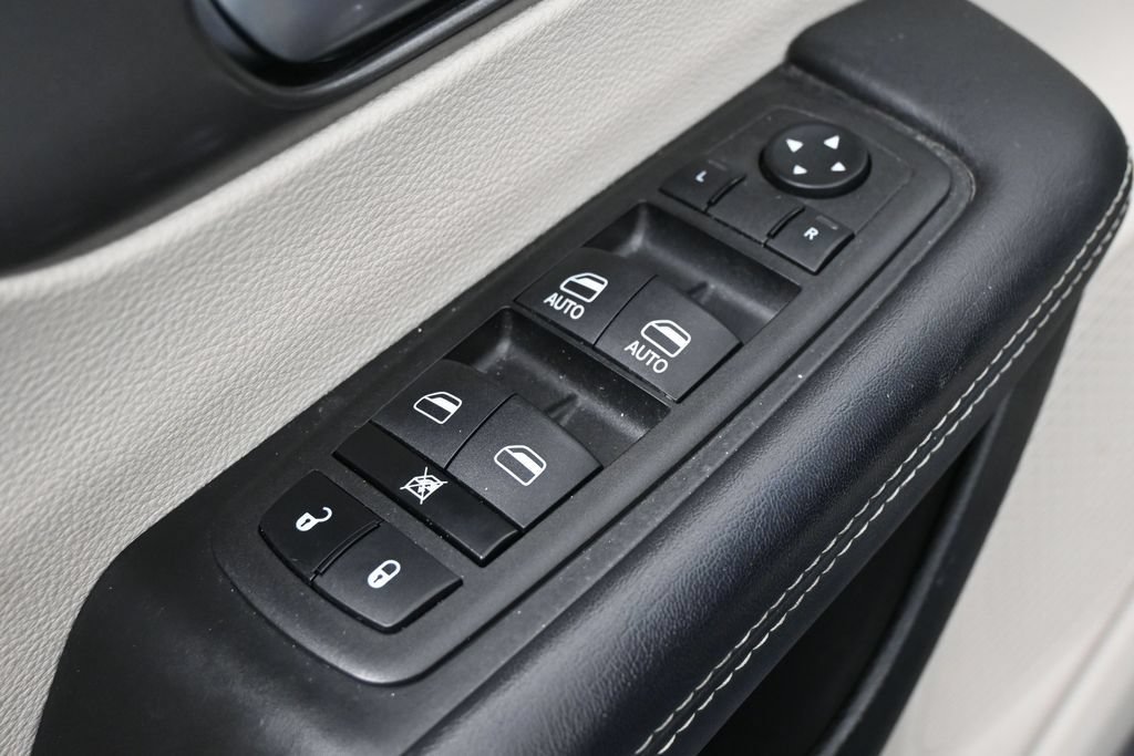 Used 2023 Chrysler Pacifica Touring-L FWD image 14