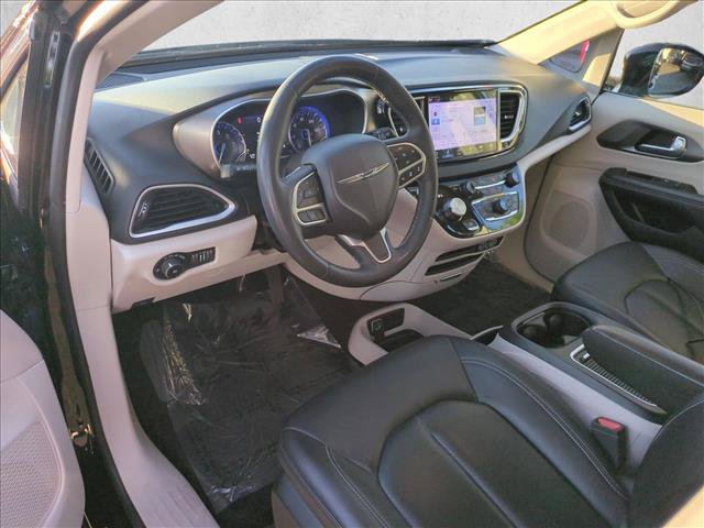 Used 2024 Chrysler Pacifica Touring-L FWD image 10