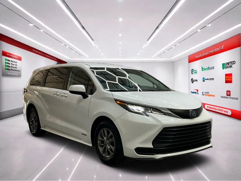 Used 2021 Toyota Sienna LE image 2