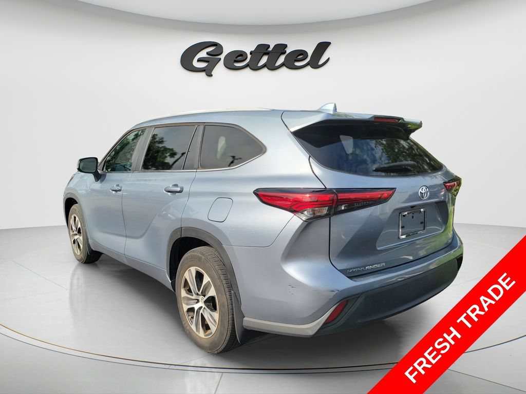 Used 2023 Toyota Highlander XLE FWD image 4