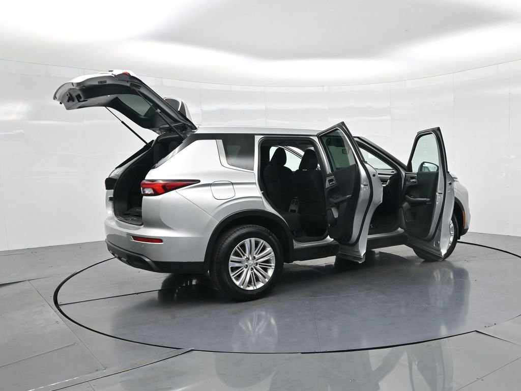 Used 2022 Mitsubishi Outlander ES image 4