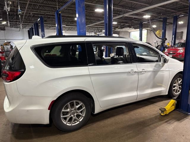 Used 2022 Chrysler Pacifica Touring-L w/ Uconnect Theater Family Group FWD image 6
