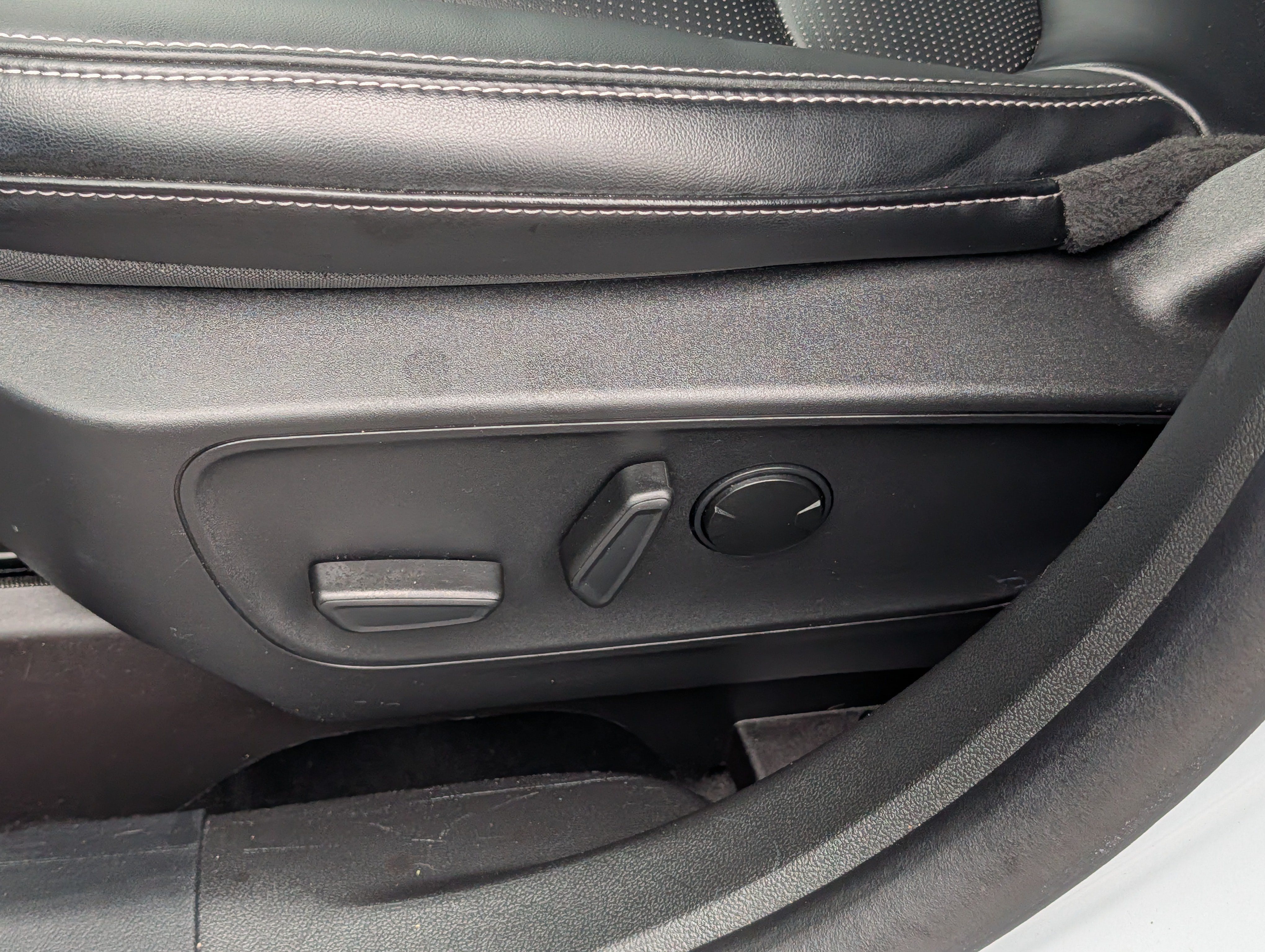 Used 2025 Ford Escape Platinum AWD/4WD image 19