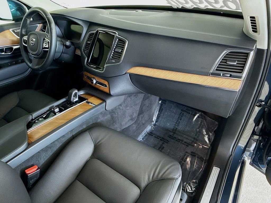 Certified 2025 Volvo XC90 B6 Core image 31