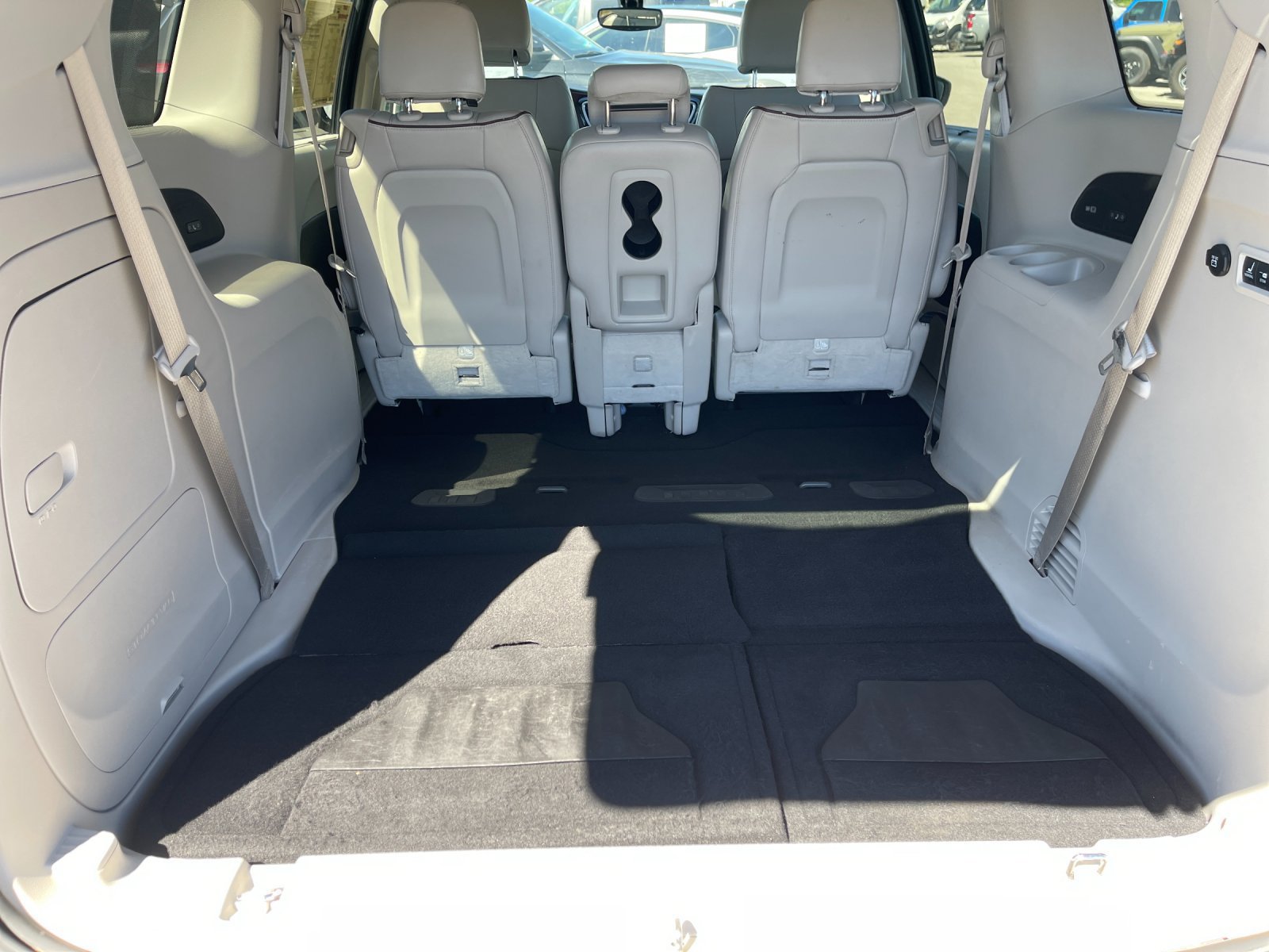 Used 2020 Chrysler Pacifica Limited FWD image 16
