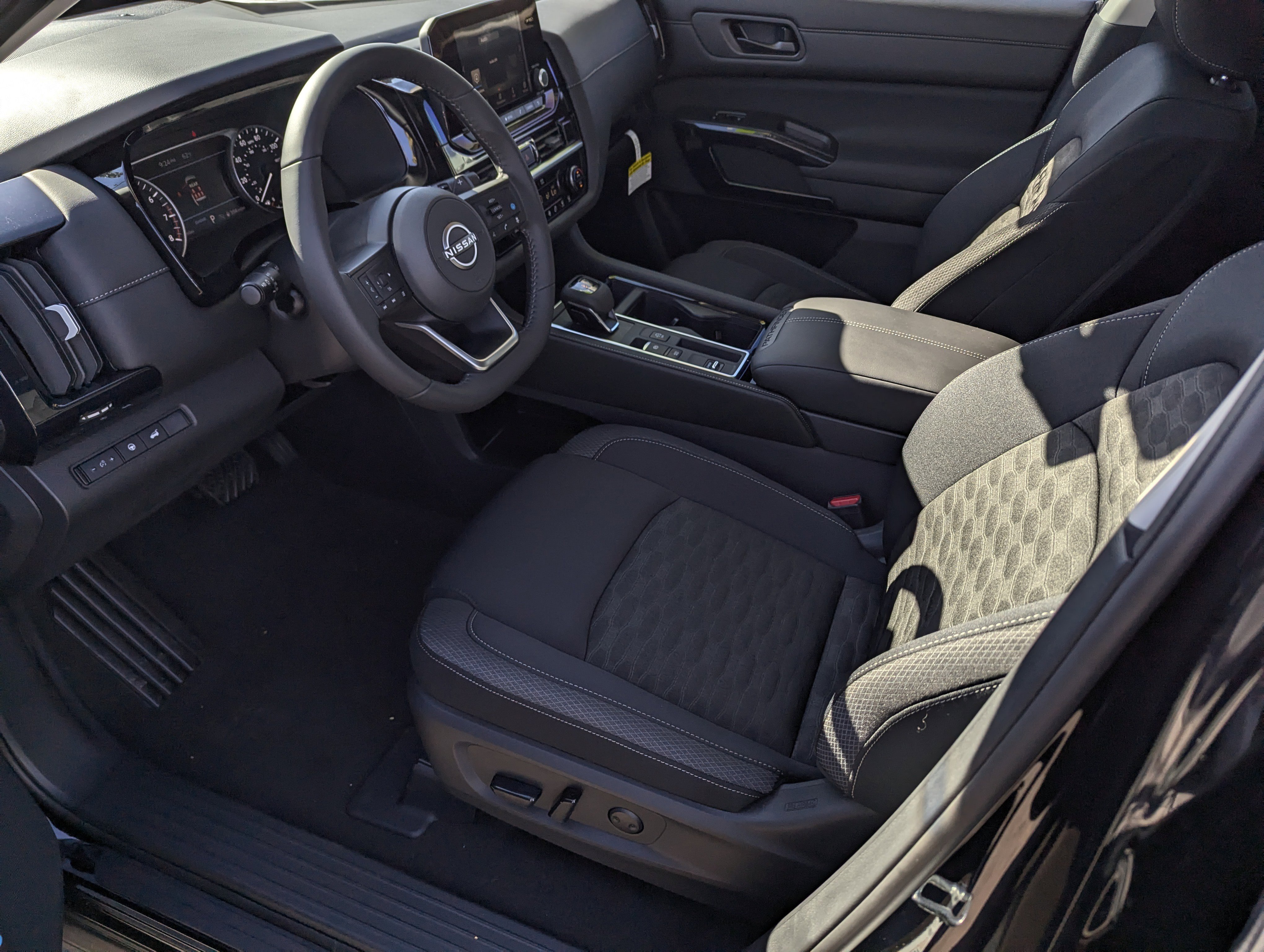 New 2025 Nissan Pathfinder SV image 9