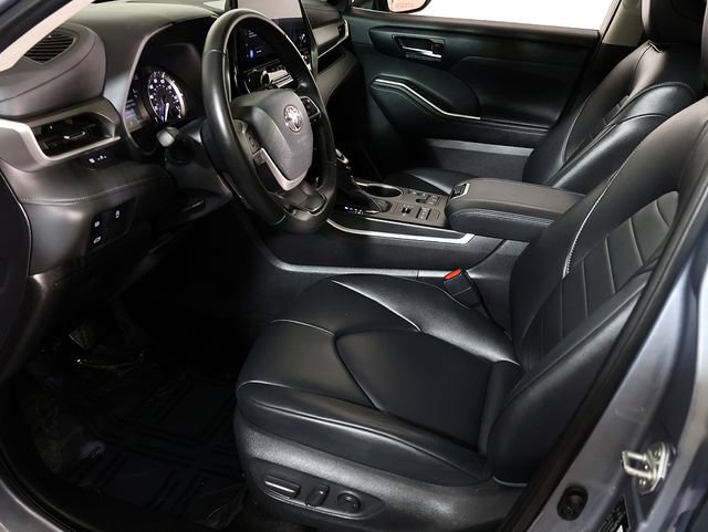 Used 2024 Toyota Highlander XLE AWD/4WD image 11