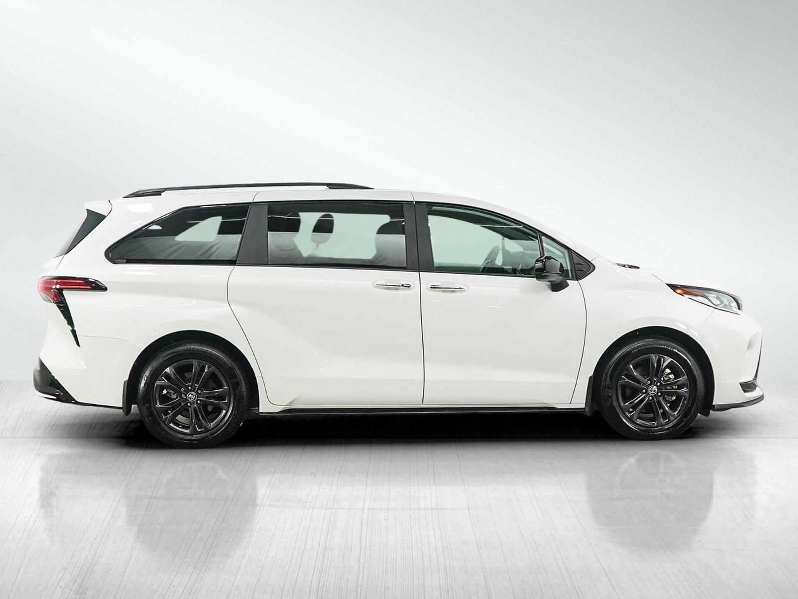 Used 2025 Toyota Sienna XSE AWD/4WD image 6