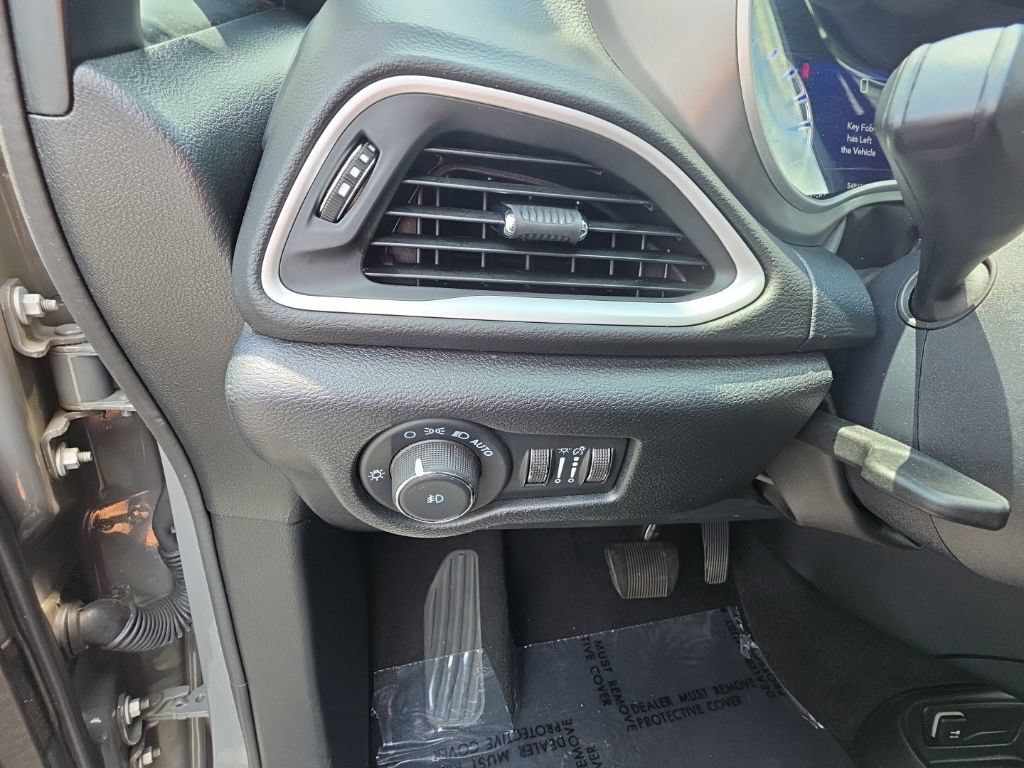 Used 2025 Chrysler Pacifica Select FWD image 25
