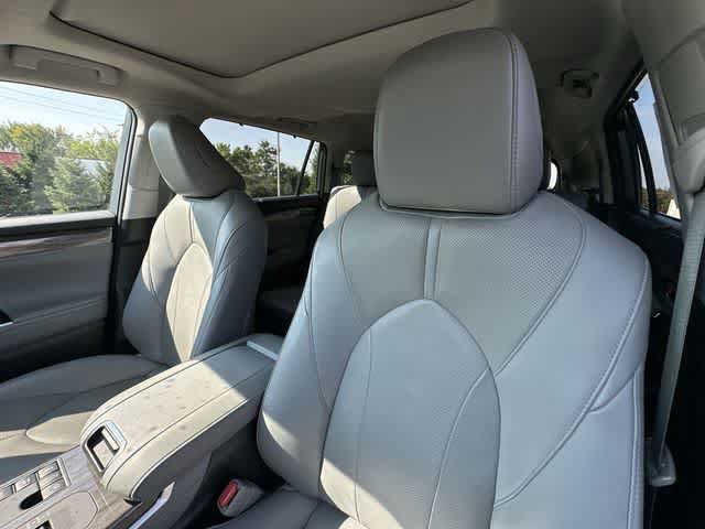 Used 2023 Toyota Highlander Limited AWD/4WD image 16