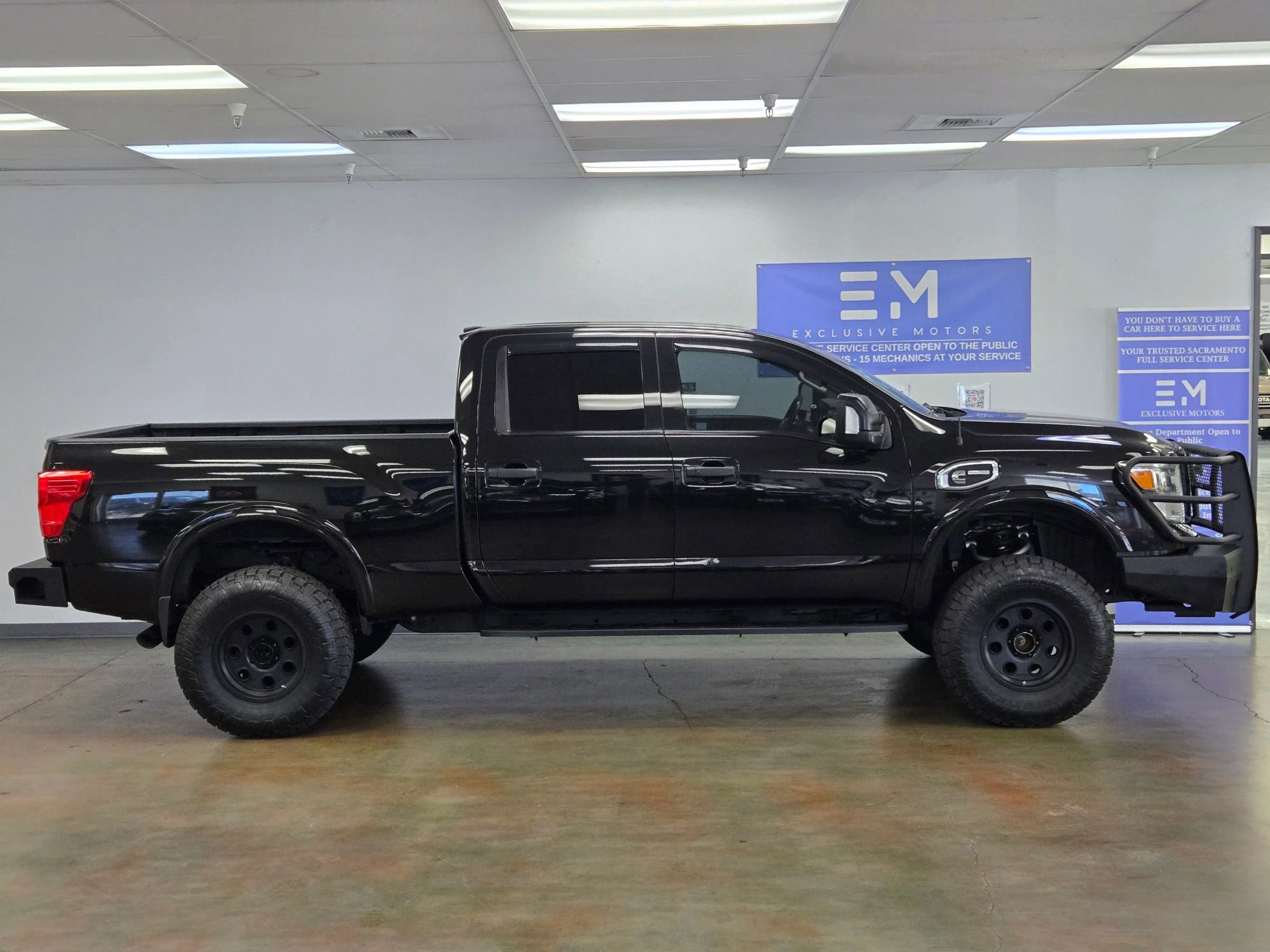 Used 2016 Nissan Titan PRO-4X w/ Pro-4x Convenience Package AWD/4WD image 2