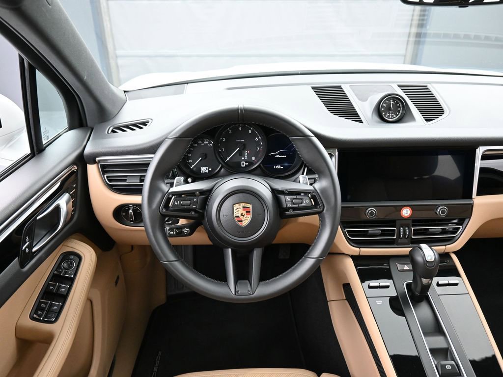 Certified 2025 Porsche Macan image 18