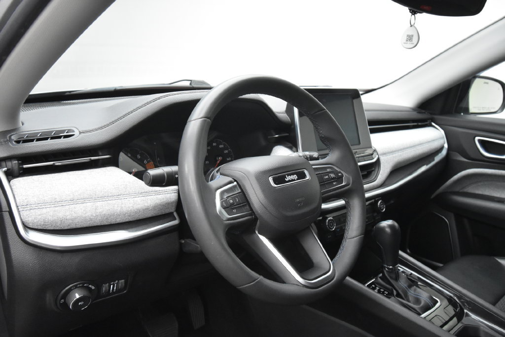 Used 2022 Jeep Compass Latitude FWD image 11