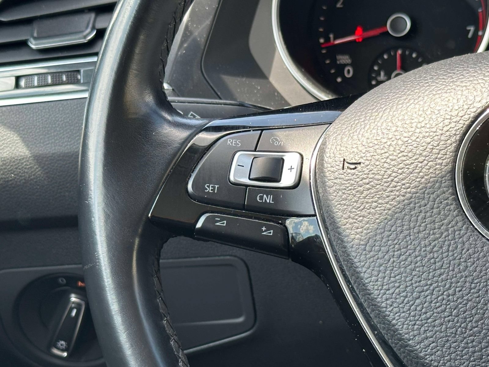 Used 2018 Volkswagen Tiguan SE FWD image 23