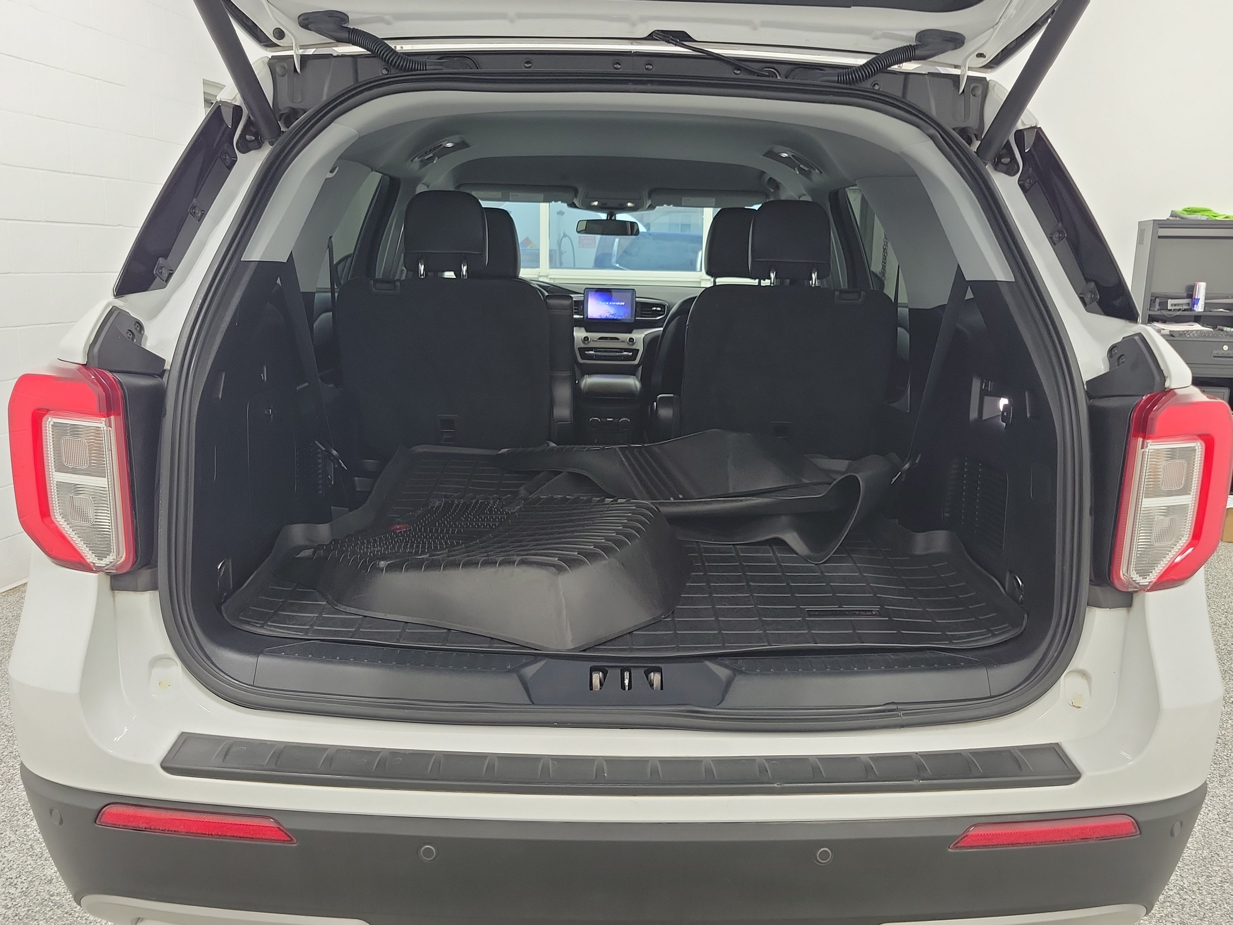 Used 2020 Ford Explorer XLT w/ Equipment Group 202A RWD image 8