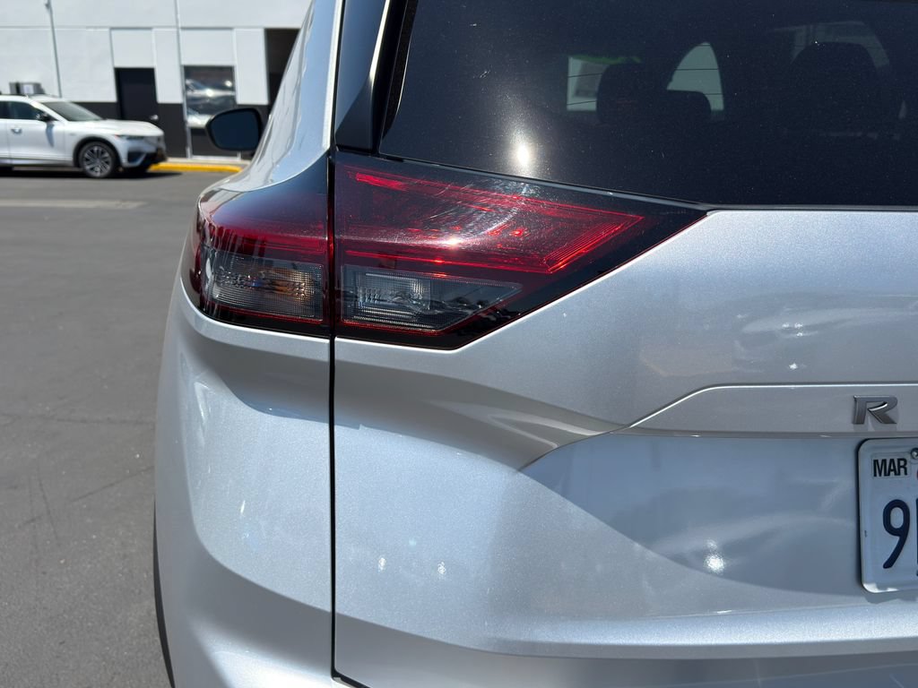 Used 2024 Nissan Rogue S FWD image 11