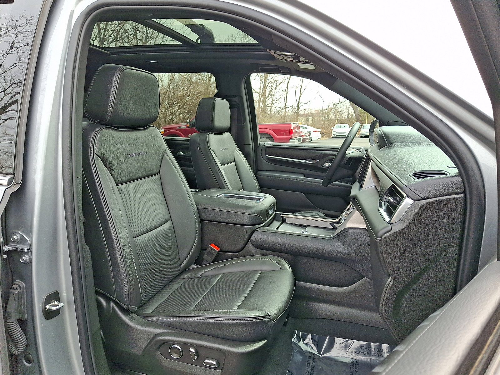 Used 2023 GMC Yukon Denali AWD/4WD image 3