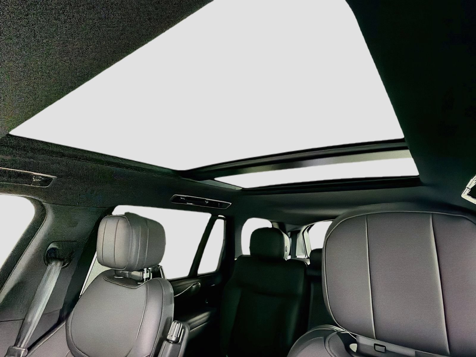 New 2026 Land Rover Range Rover Long Wheelbase SE AWD/4WD image 9