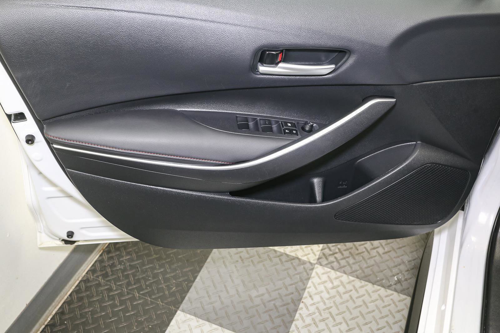 Used 2023 Toyota Corolla SE w/ Carpet Mat Package (TMS) FWD image 40