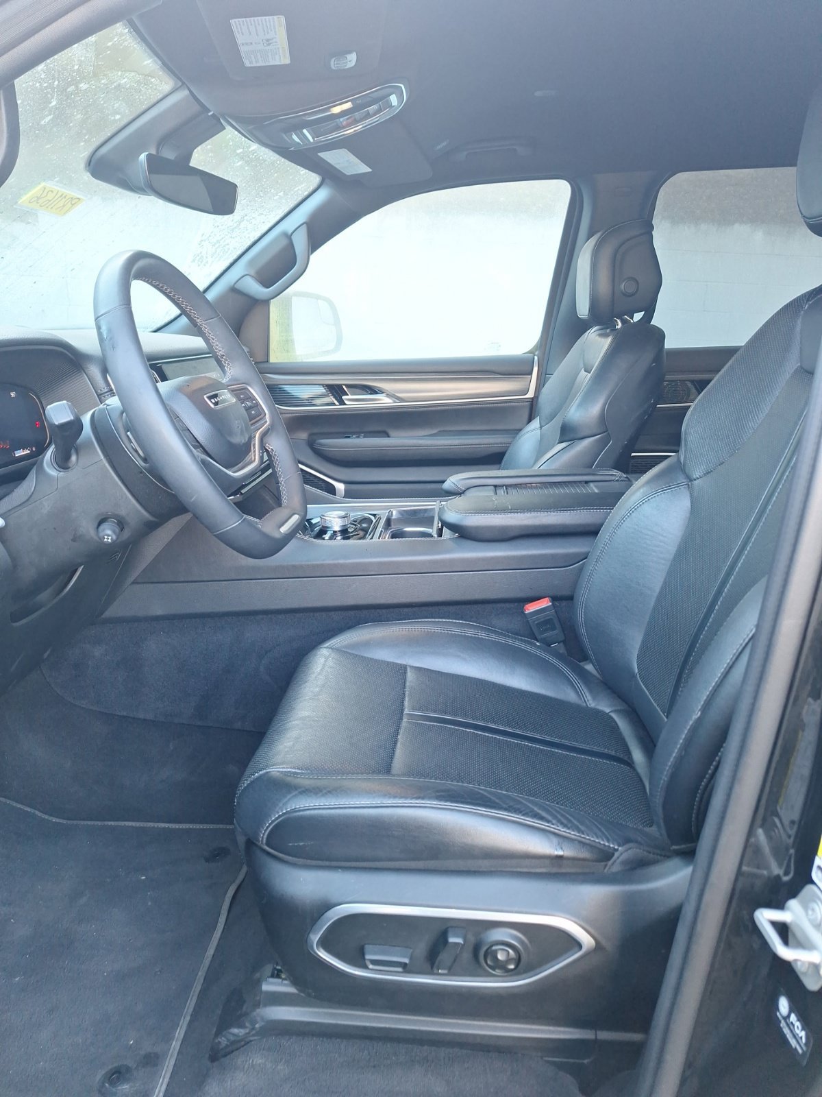 Used 2024 Jeep Wagoneer L Series II w/ Flexible Seating Group AWD/4WD image 10