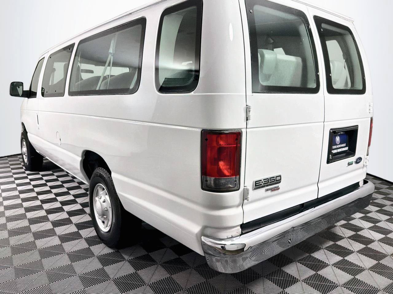 Used 2014 Ford E-350 and Econoline 350 XLT RWD image 9