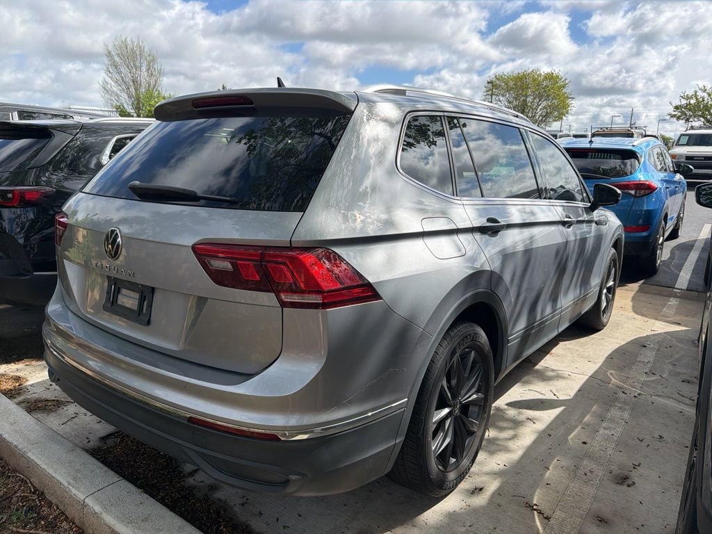 Used 2022 Volkswagen Tiguan SE w/ Panoramic Sunroof Package image 5
