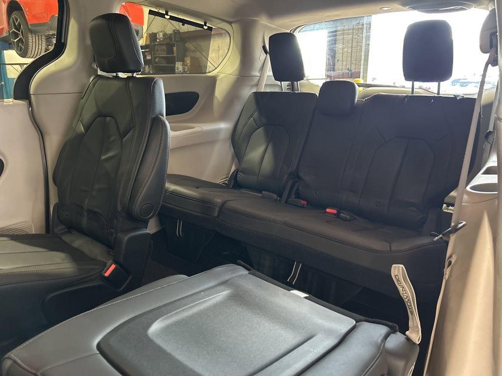 Used 2017 Chrysler Pacifica Touring-L image 40