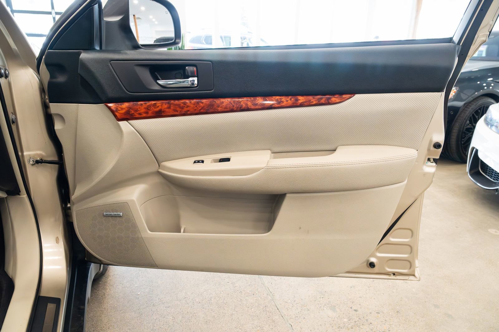 Used 2010 Subaru Outback 3.6R Limited image 24