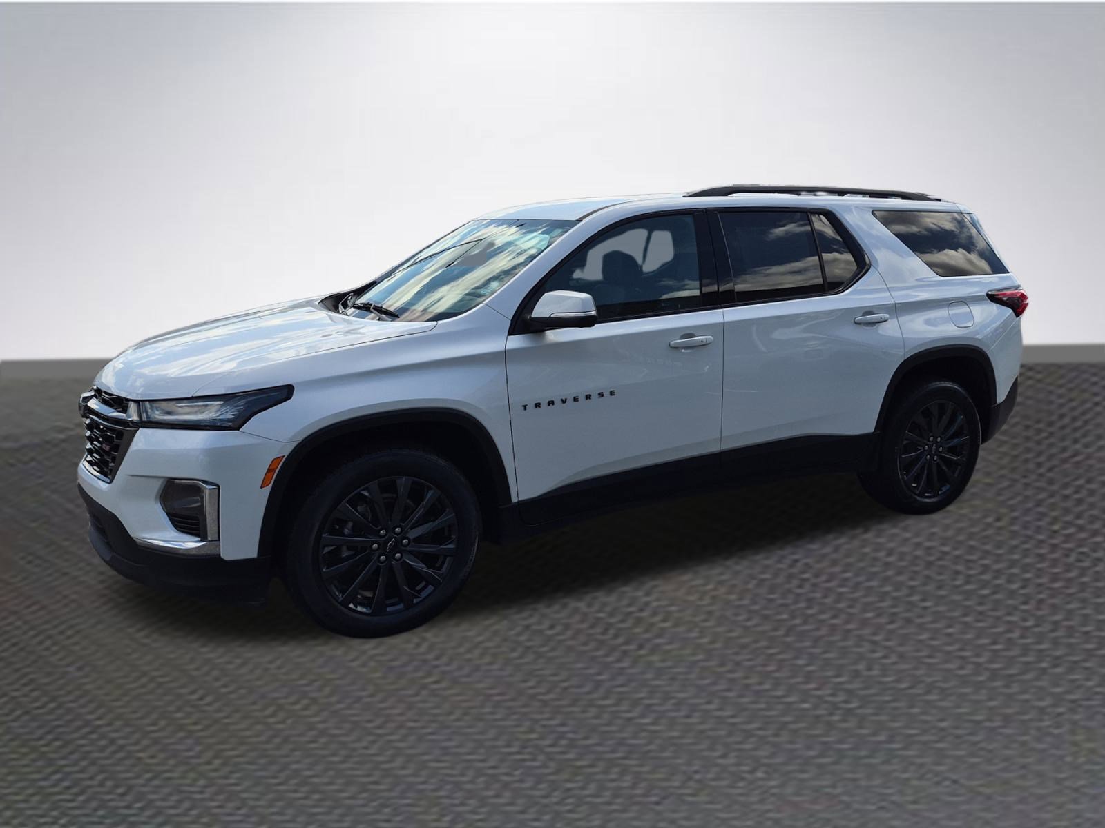 Used 2023 Chevrolet Traverse RS image 2