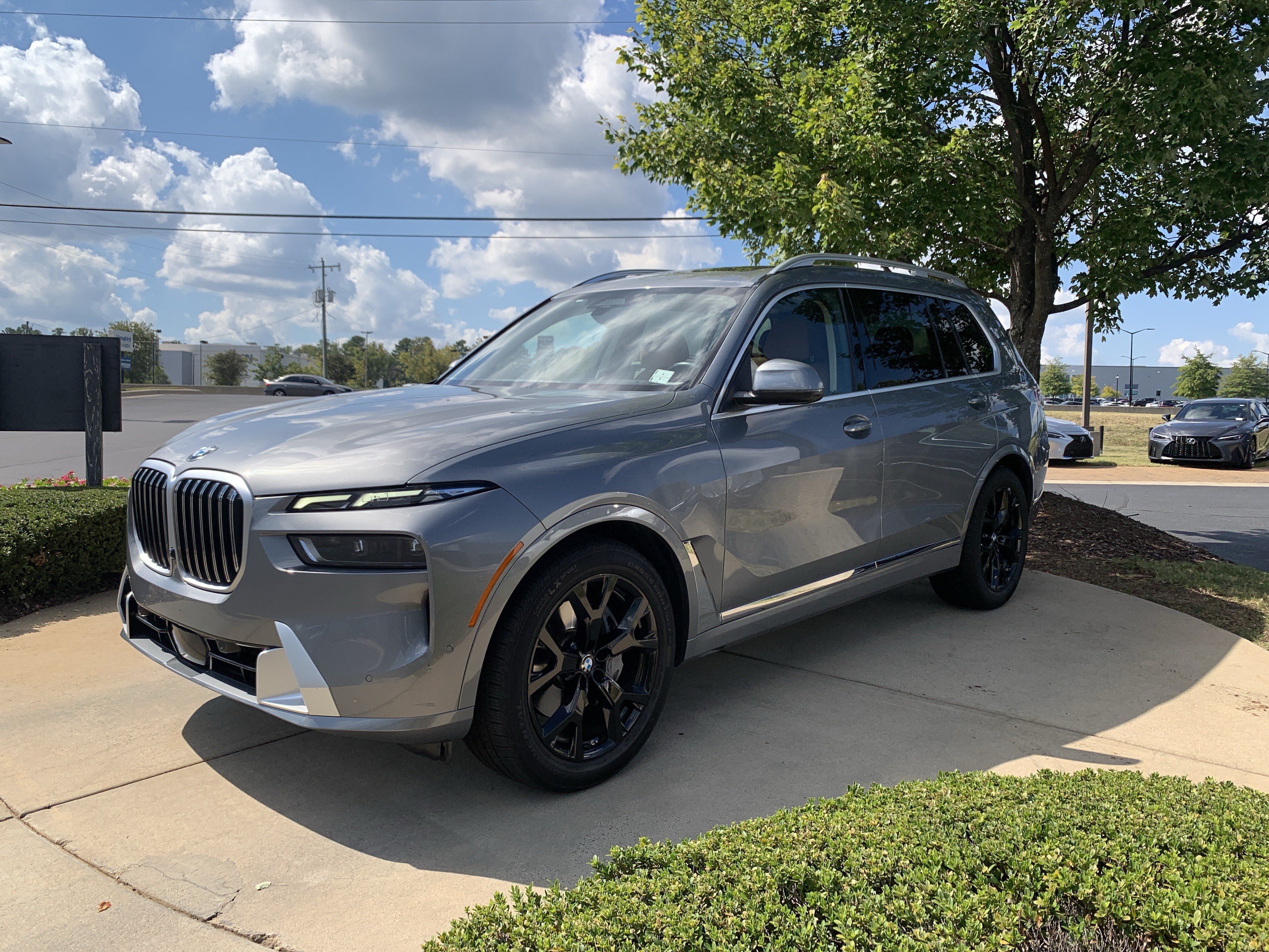 Used 2023 BMW X7 xDrive40i w/ Premium Package AWD/4WD image 5