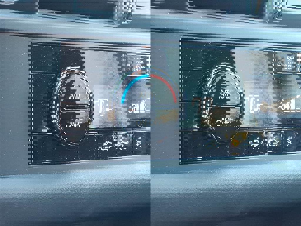 Used 2025 Nissan Pathfinder S image 16