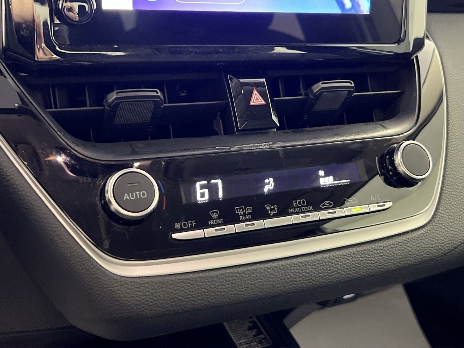 Used 2025 Toyota Corolla LE w/ LE Premium Package image 19