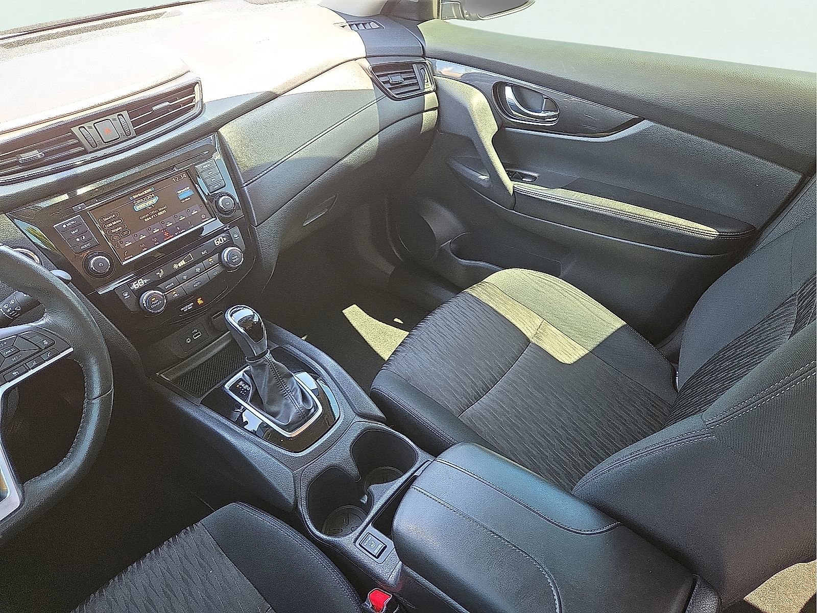 Used 2018 Nissan Rogue SV w/ Premium Package FWD image 12
