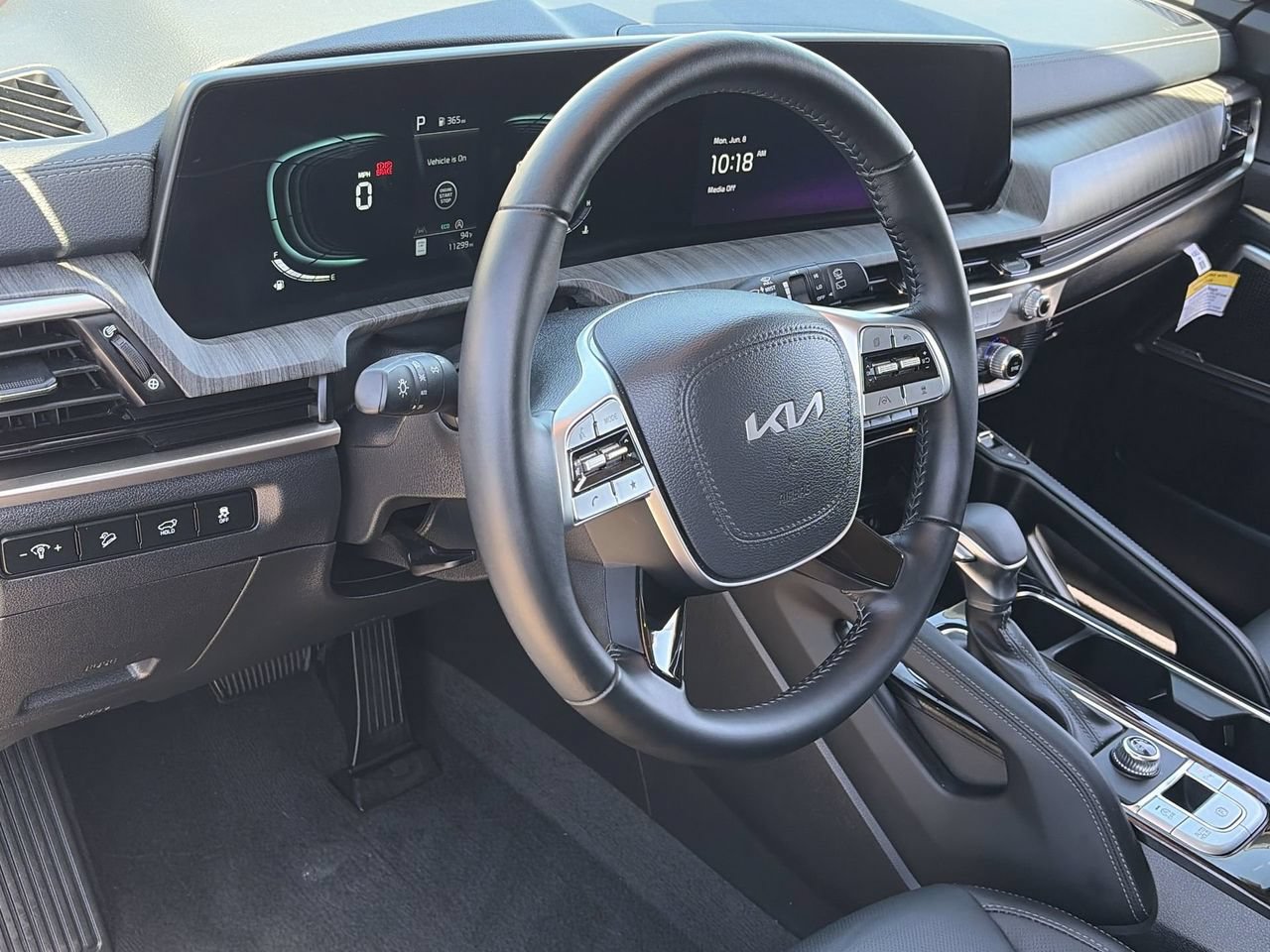 Certified 2025 Kia Telluride EX w/ EX Captain's Chair Package FWD image 17