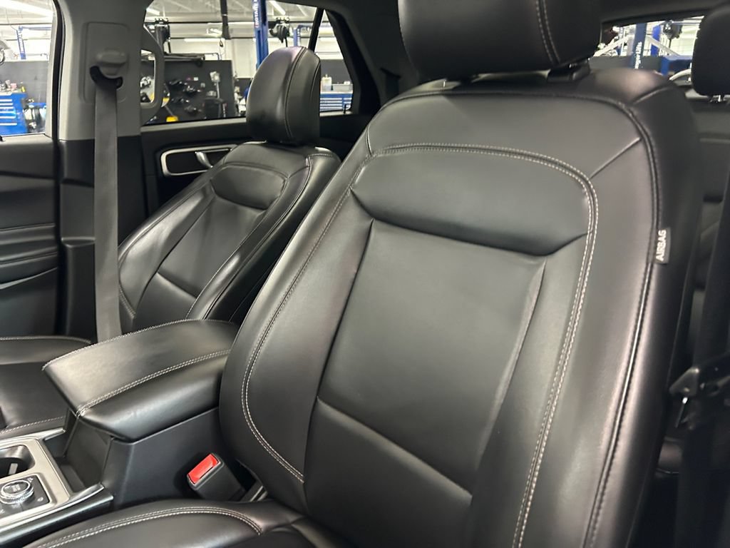 Used 2021 Ford Explorer XLT w/ Equipment Group 202A AWD/4WD image 18