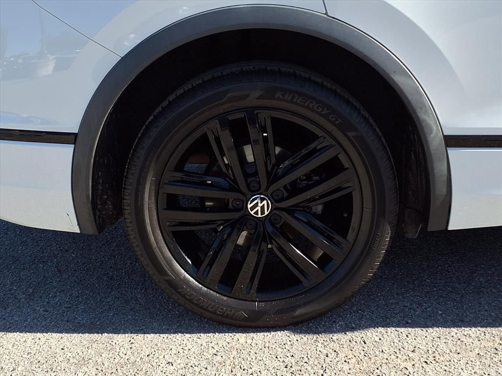 Used 2022 Volkswagen Tiguan SE R-Line image 4