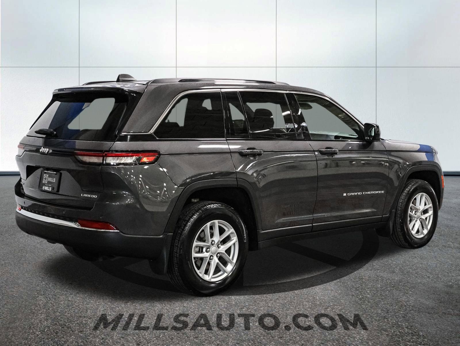 Used 2024 Jeep Grand Cherokee Laredo X w/ Luxury Tech Group I image 8