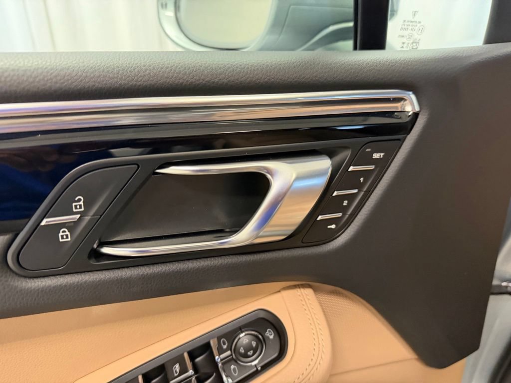 Certified 2026 Porsche Macan AWD/4WD image 9